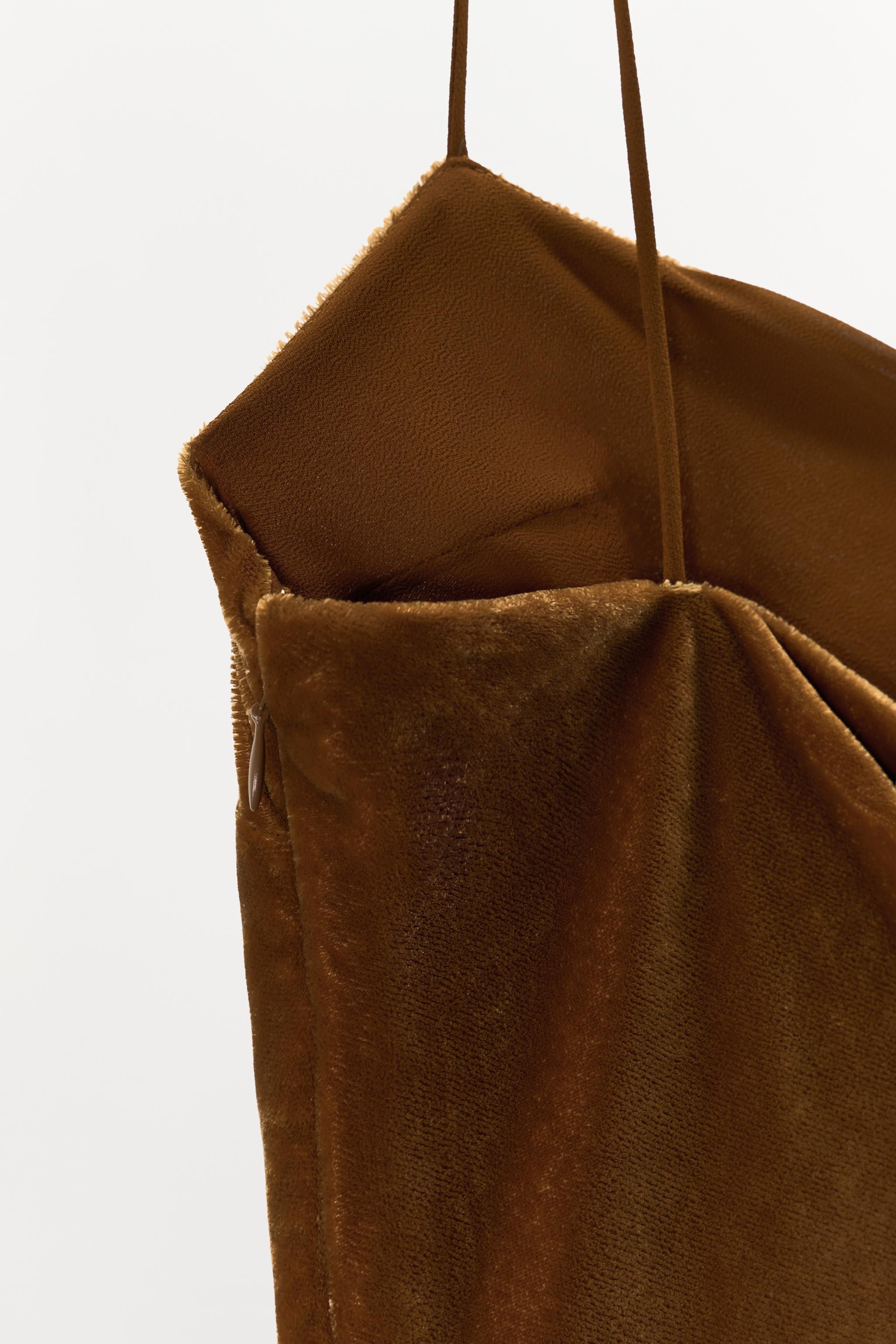 ROBE LONGUE DRAPÉE EN VELOURS